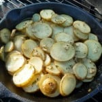 Aardappelschijfjes met look en rozemarijn