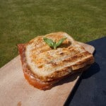 Toast van tomaat-mozarella met gerookte ham